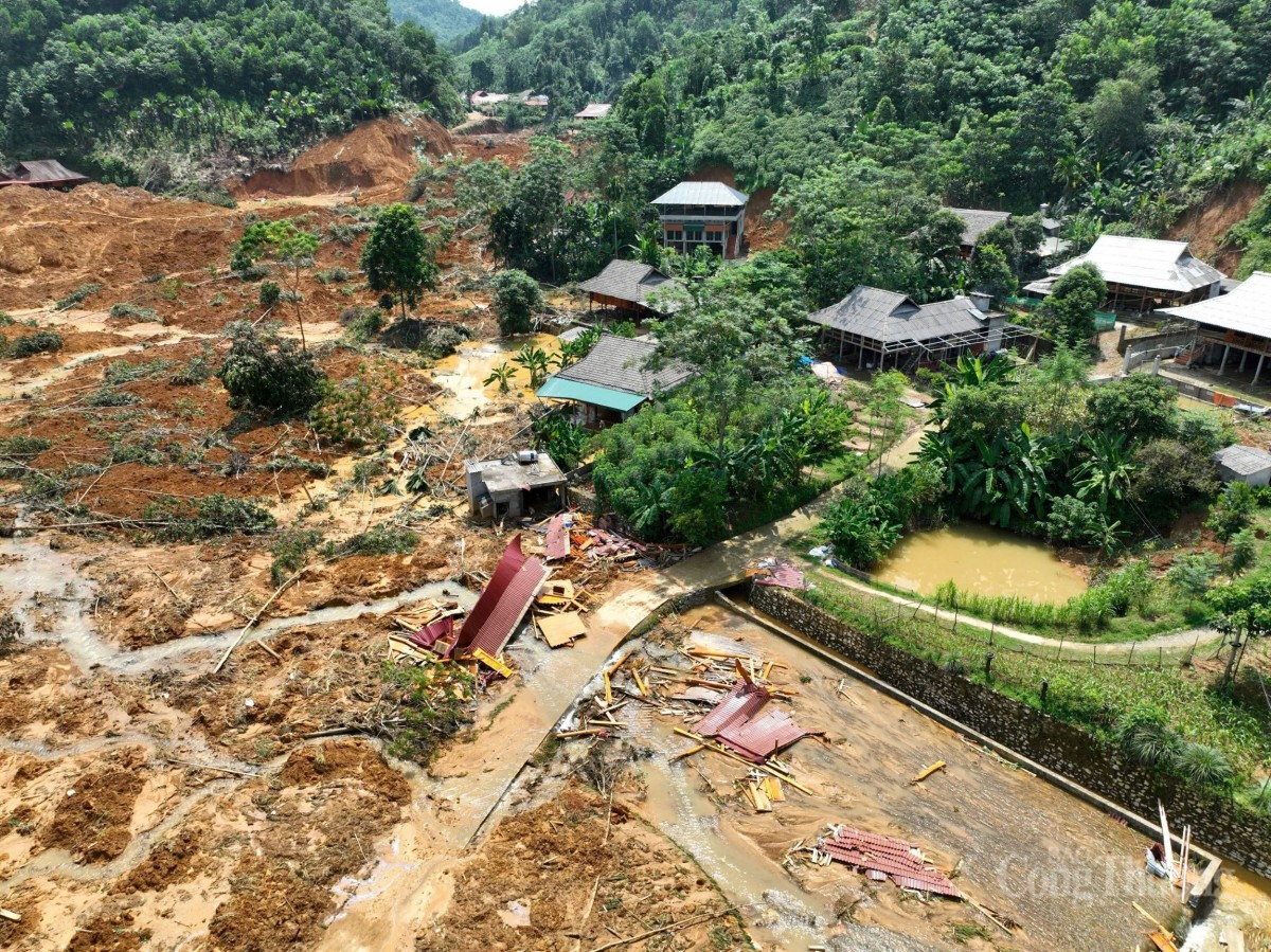 Vụ sạt lở đất cướp đi sinh mạng của 9 nạn nhân xấu số. 3 người đã may mắn thoát nạn và được người dân địa phương đưa đến cơ sở y tế cấp cứu kịp thời.
