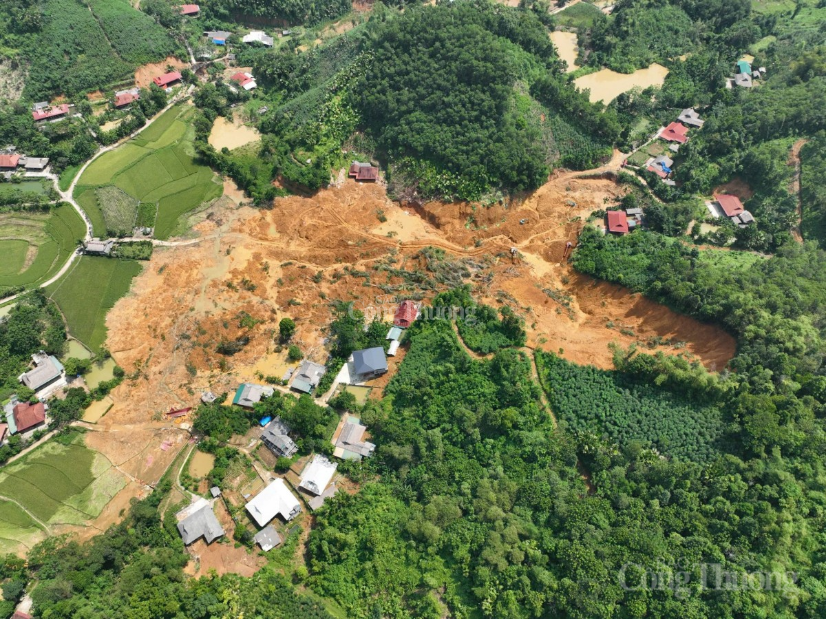 Quan sát cho thấy, hiện còn nhiều hộ dân sinh sống tại đây đều xây dựng nhà sát chân đồi đất nơi xảy ra vụ sạt lở