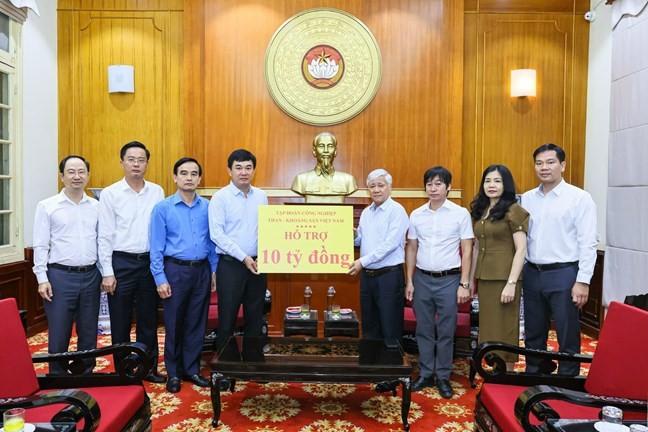 Đồng lòng hướng về đồng bào vùng lũ Đồng lòng hướng về đồng bào vùng lũ