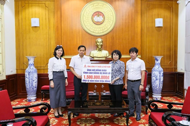 Đồng lòng hướng về đồng bào vùng lũ Đồng lòng hướng về đồng bào vùng lũ