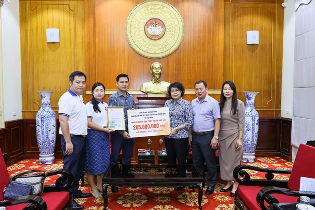 Đồng lòng hướng về đồng bào vùng lũ Đồng lòng hướng về đồng bào vùng lũ