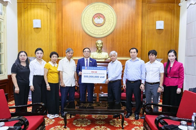 Đồng lòng hướng về đồng bào vùng lũ Đồng lòng hướng về đồng bào vùng lũ