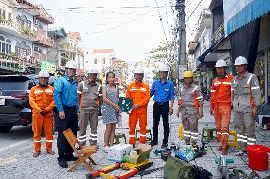 PC Thanh Hóa thăm hỏi, động viên đội xung kích khắc phục thiệt hại sau bão số 3 tại Quảng Ninh PC Thanh Hóa thăm hỏi, động viên đội xung kích khắc phục thiệt hại sau bão số 3 tại Quảng Ninh
