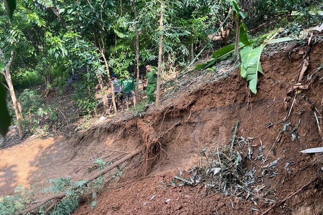 Tại xã Song Pe xuất hiện điểm sạt lở và rãnh nứt kéo dài trên đỉnh đồi Tại xã Song Pe xuất hiện điểm sạt lở và rãnh nứt kéo dài trên đỉnh đồi
