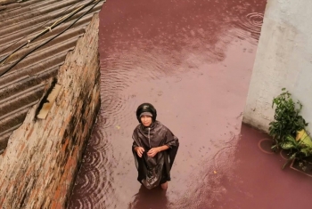 Hà Nội: Nguồn thải bí ẩn 'nhuộm đỏ' khu dân cư, nhiều người tháo chạy