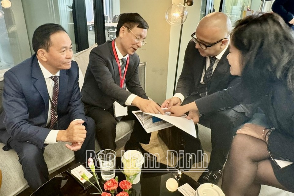 lãnh đạo tỉnh giới thiệu các giá trị lợi thế hấp dẫn của Nam Định với các nhà đầu tư Thụy Sĩ. lãnh đạo tỉnh giới thiệu các giá trị lợi thế hấp dẫn của Nam Định với các nhà đầu tư Thụy Sĩ.