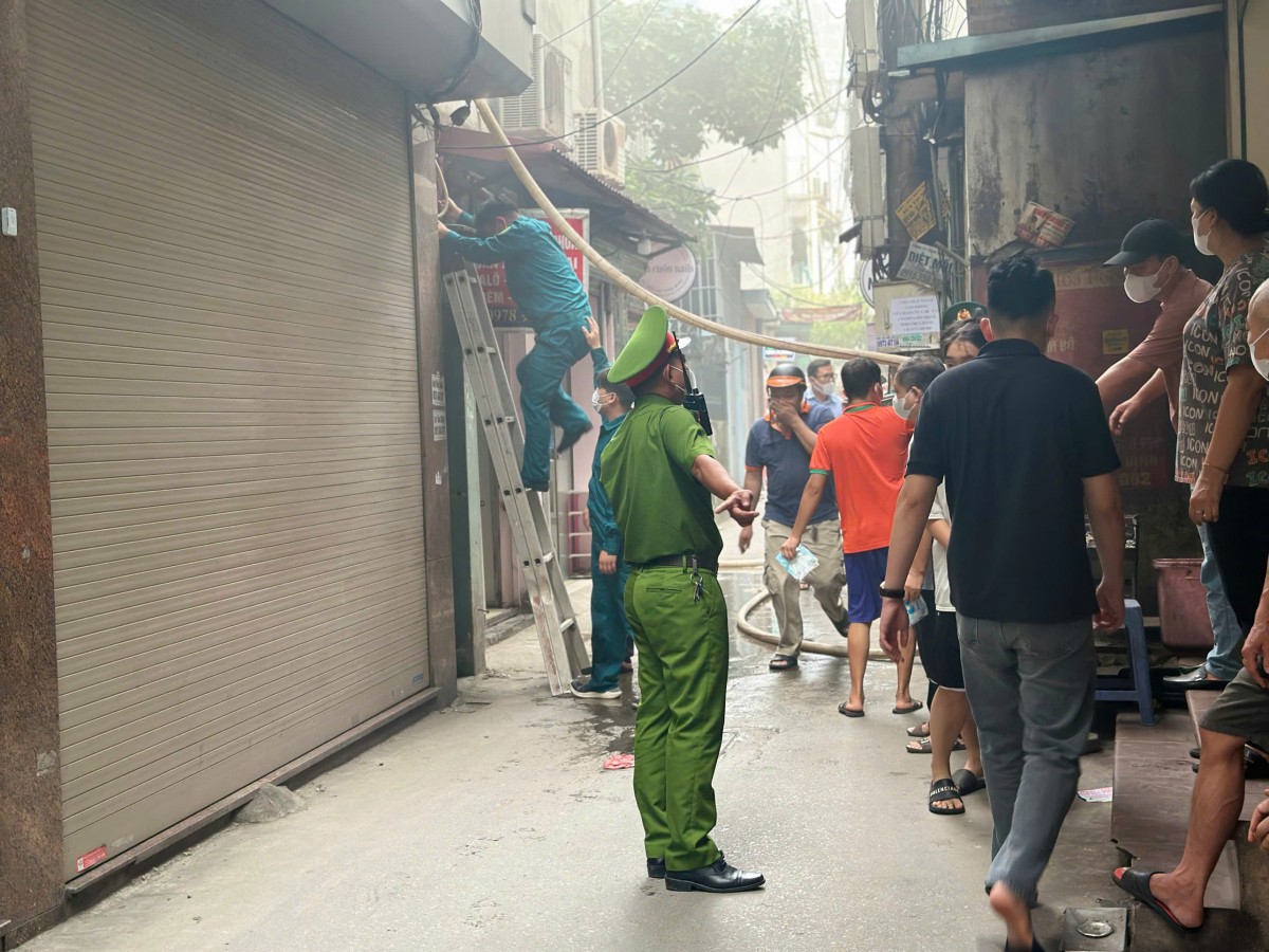 Lực lượng chức năng tiếp cận hiện trường dập lửa (Ảnh: Nguyễn Quyên). Lực lượng chức năng tiếp cận hiện trường dập lửa (Ảnh: Nguyễn Quyên).