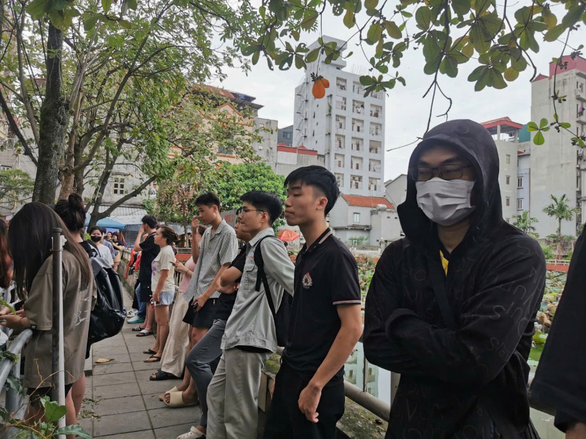 Hàng trăm sinh viên tháo chạy giữa trưa khi lửa bốc lên từ căn nhà trong hẻm. Hàng trăm sinh viên tháo chạy giữa trưa khi lửa bốc lên từ căn nhà trong hẻm.