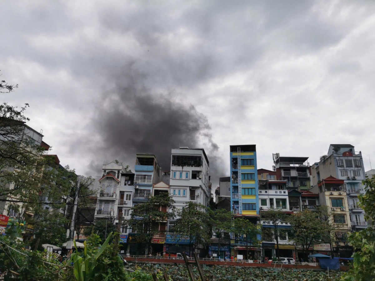 Cháy lớn tại Hà Nội gần Đại học Thương mại khiến hàng trăm sinh viên đang ngủ tháo chạy khỏi phòng trọ (Ảnh: Đoàn Tuấn). Cháy lớn tại Hà Nội gần Đại học Thương mại khiến hàng trăm sinh viên đang ngủ tháo chạy khỏi phòng trọ (Ảnh: Đoàn Tuấn).