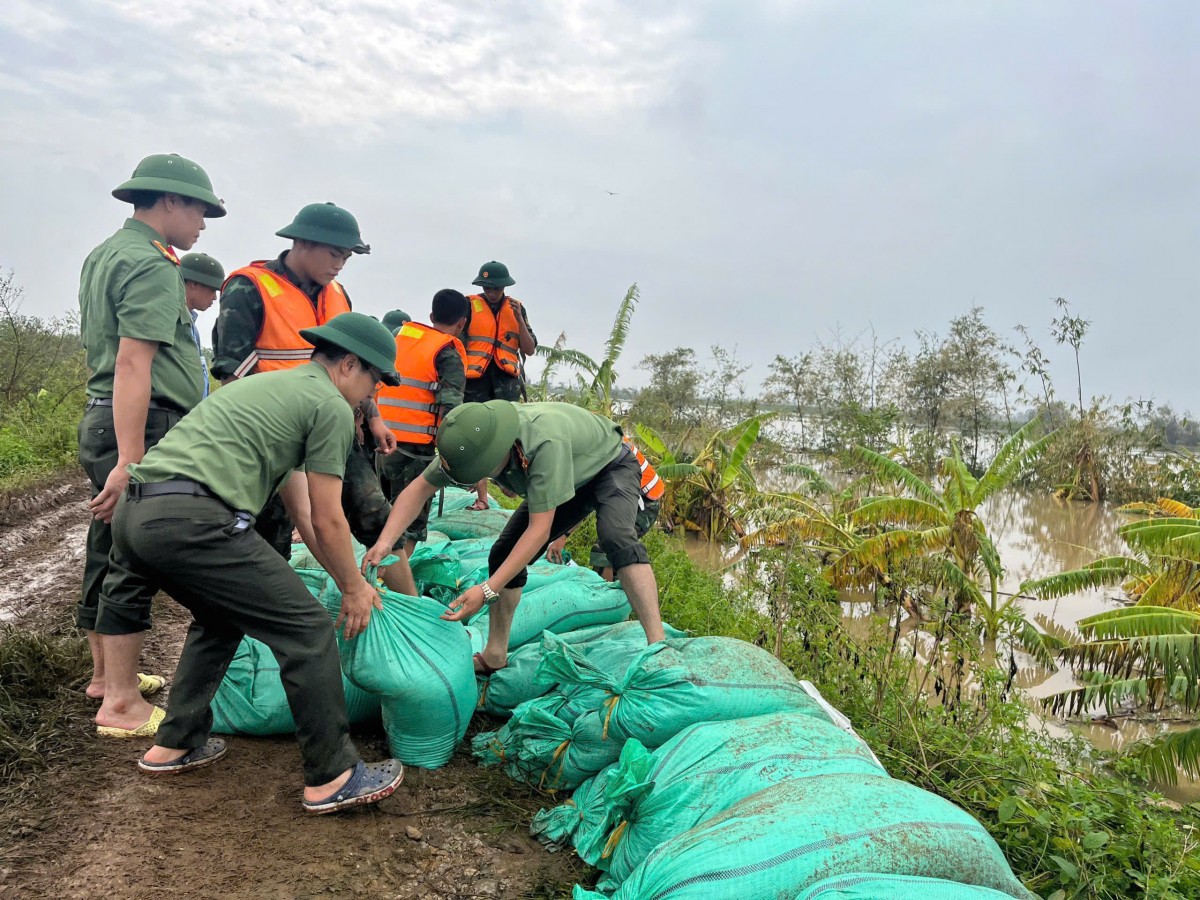 Lực lượng Công an tỉnh tích cực, chủ động tham gia khắc phục các sự cố đê điều, thủy lợi Lực lượng Công an tỉnh tích cực, chủ động tham gia khắc phục các sự cố đê điều, thủy lợi