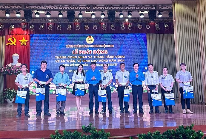 Lãnh đạo Công đoàn Công Thương Việt Nam trao quà cho công nhân có hoàn cảnh khó khăn nhân dịp Tháng Công nhân 2024 Lãnh đạo Công đoàn Công Thương Việt Nam trao quà cho công nhân có hoàn cảnh khó khăn nhân dịp Tháng Công nhân 2024