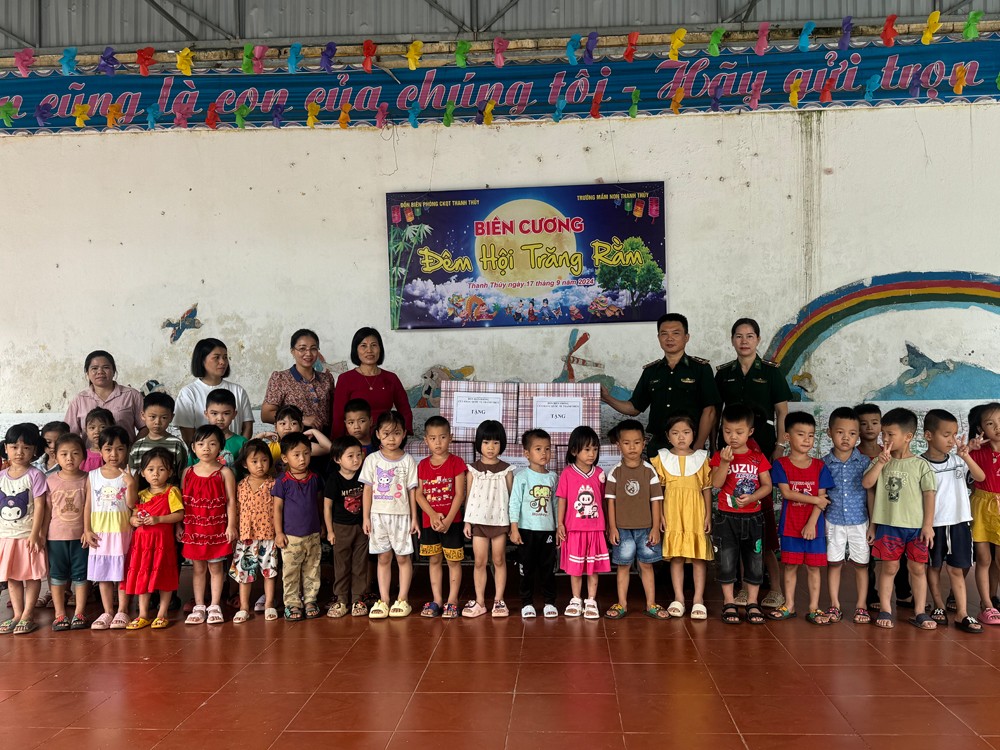 Đồn Biên phòng Cửa khẩu Quốc tế Thanh Thuỷ tặng quà tết Trung thu cho học sinh trên địa bàn biên giới Đồn Biên phòng Cửa khẩu Quốc tế Thanh Thuỷ tặng quà tết Trung thu cho học sinh trên địa bàn biên giới