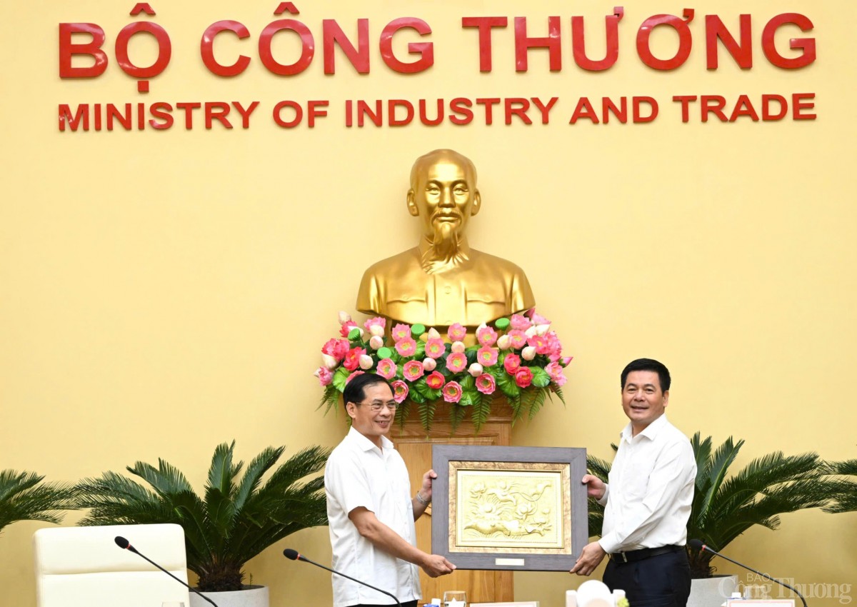 Phó Thủ tướng chúc Ngành Công Thương 'tâm vững, chí bền' hoàn thành thắng lợi mọi nhiệm vụ Phó Thủ tướng chúc Ngành Công Thương 'tâm vững, chí bền' hoàn thành thắng lợi mọi nhiệm vụ