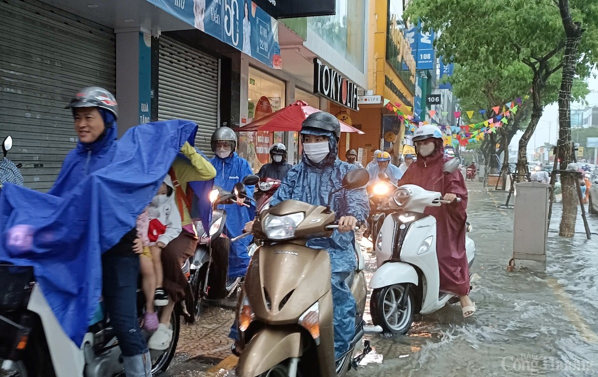 Áp thấp nhiệt đới gây mưa lớn, tại TP. Đà Nẵng sáng 18/9 đã có nhiều tuyến phố ngập cục bộc Áp thấp nhiệt đới gây mưa lớn, tại TP. Đà Nẵng sáng 18/9 đã có nhiều tuyến phố ngập cục bộc
