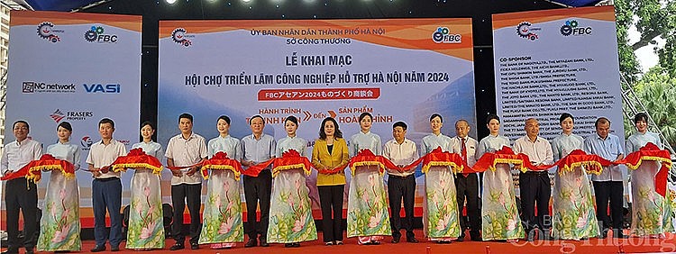 Các đại biểu cắt băng khai mạc Hội chợ Các đại biểu cắt băng khai mạc Hội chợ