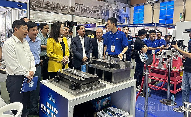 Các đại biểu đi thăm quan gian hàng tại Hội chợ Các đại biểu đi thăm quan gian hàng tại Hội chợ