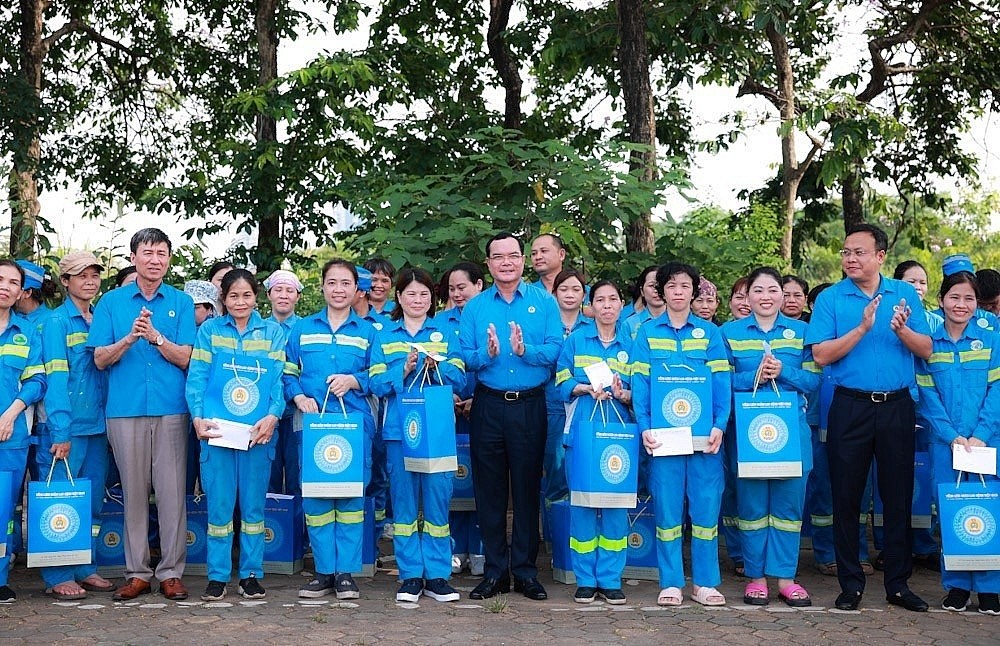 Đ/c Nguyễn Đình Khang – Chủ tịch Tổng LĐLĐ Việt Nam thăm, động viên, tặng quà đoàn viên, người lao động Công ty TNHH MTV Môi trường Đô thị Hà Nội. Ảnh: Hải Nguyễn Đ/c Nguyễn Đình Khang – Chủ tịch Tổng LĐLĐ Việt Nam thăm, động viên, tặng quà đoàn viên, người lao động Công ty TNHH MTV Môi trường Đô thị Hà Nội. Ảnh: Hải Nguyễn