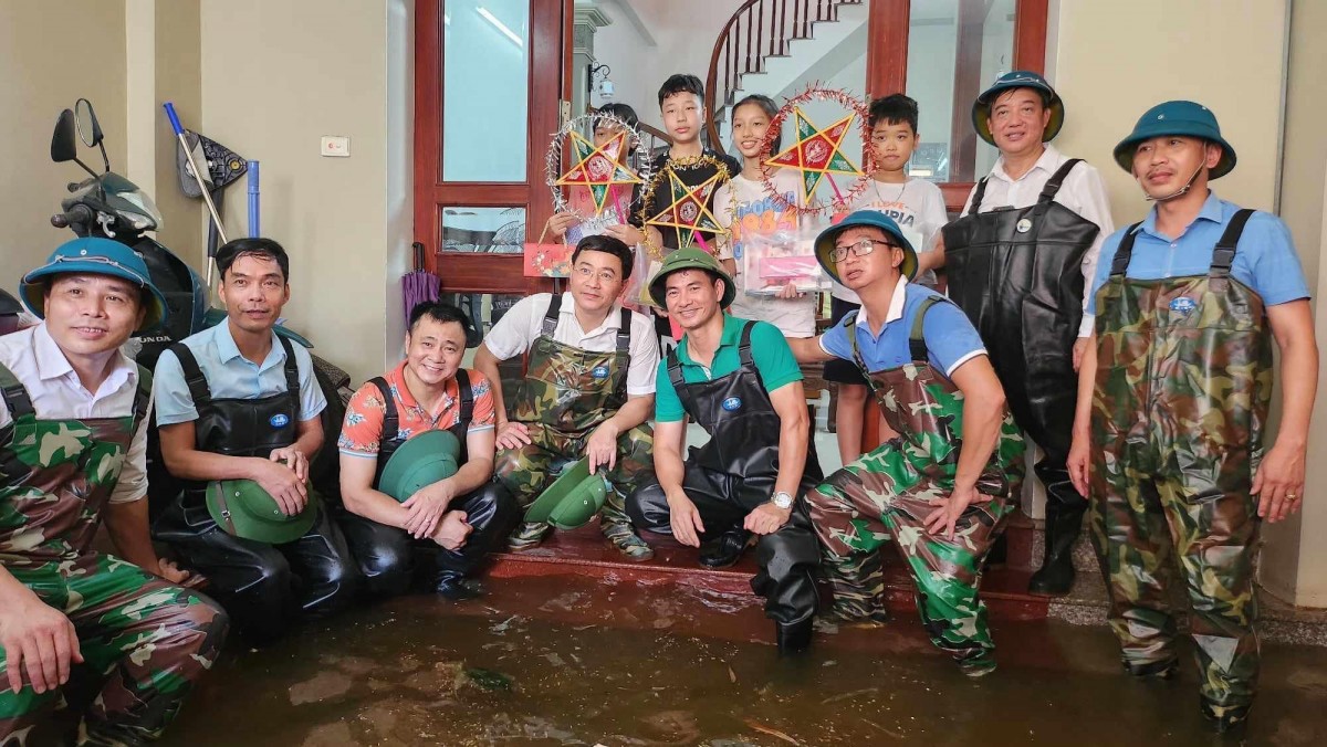 NSND Xuân Bắc và Tự Long: Nụ cười rạng rỡ, trái tim ấm áp giữa bão lũ NSND Xuân Bắc và Tự Long: Nụ cười rạng rỡ, trái tim ấm áp giữa bão lũ