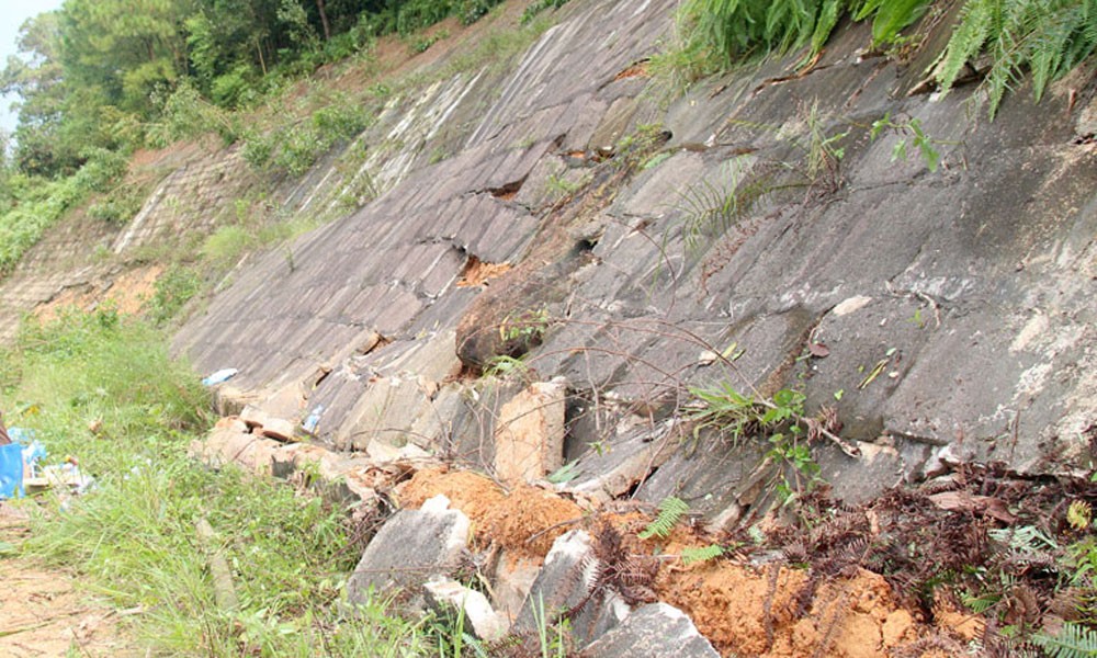 Vị trí xảy ra sạt trượt trên núi Y Sơn (Ảnh: Báo Bắc Giang) Vị trí xảy ra sạt trượt trên núi Y Sơn (Ảnh: Báo Bắc Giang)