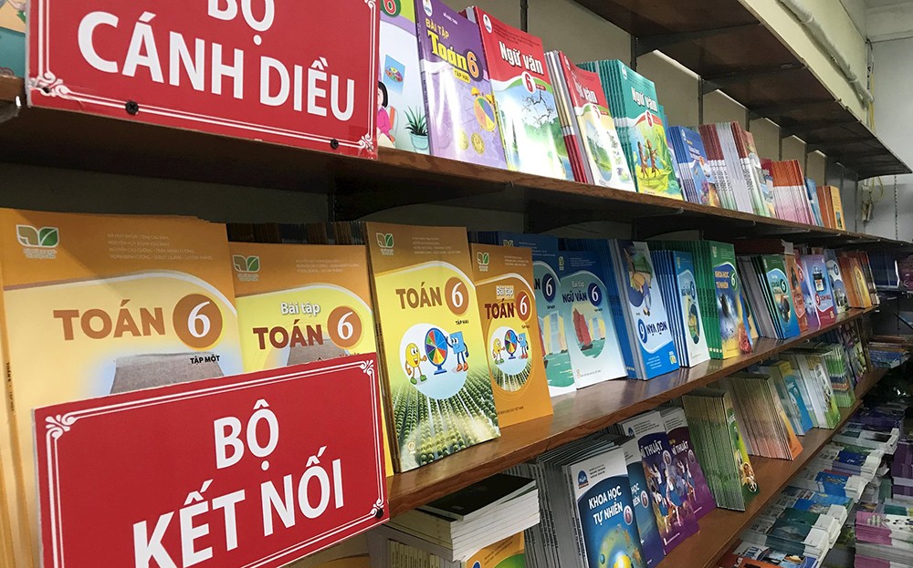 Nhà xuất bản Giáo Dục Việt Nam cung ứng 18 triệu bản sách giáo khoa cho học sinh vùng bão lũ Nhà xuất bản Giáo Dục Việt Nam cung ứng 18 triệu bản sách giáo khoa cho học sinh vùng bão lũ