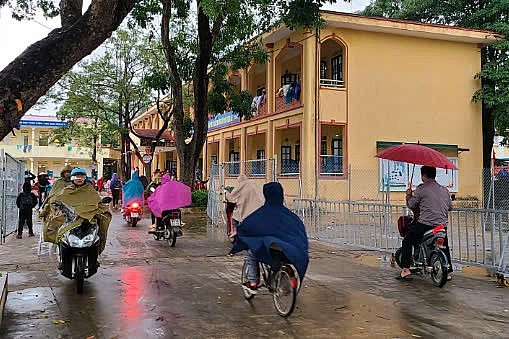 Đảm bảo thông tin về lịch học và sự an toàn của học sinh được truyền đạt đầy đủ đến phụ huynh Đảm bảo thông tin về lịch học và sự an toàn của học sinh được truyền đạt đầy đủ đến phụ huynh