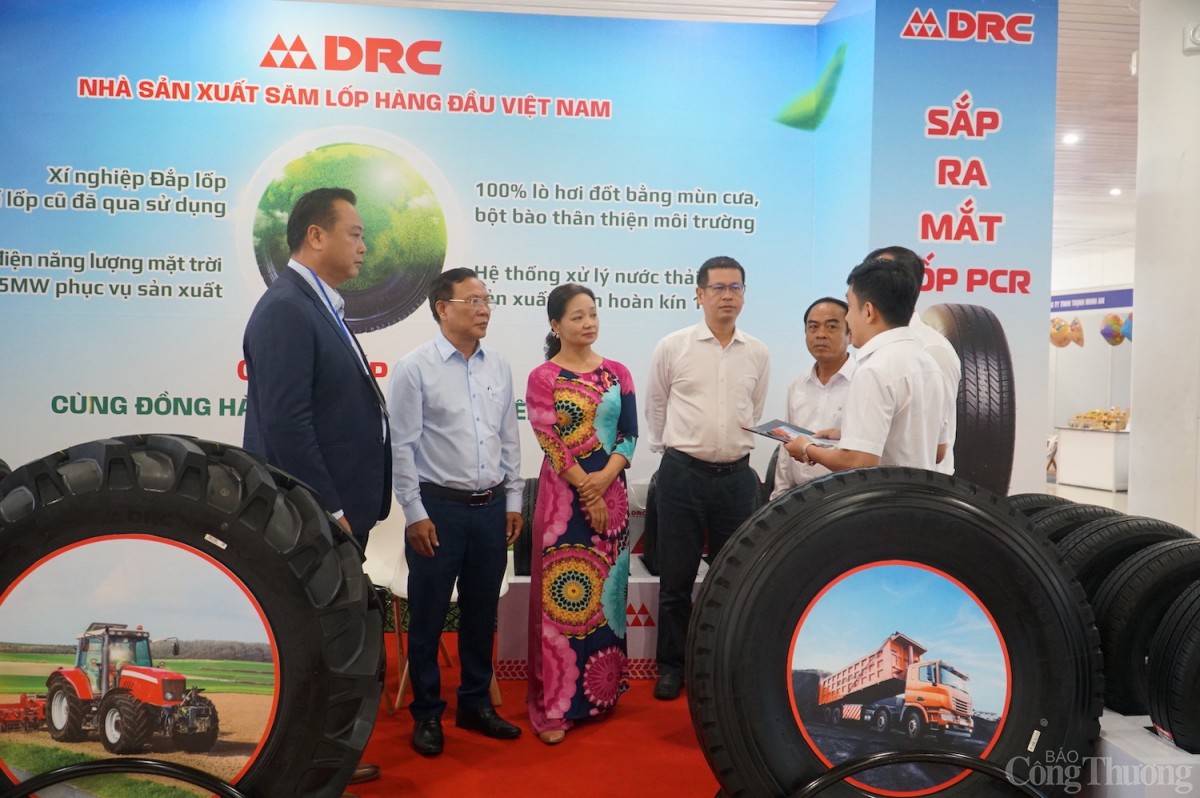 Các đại biểu tham quan triển lãm sản phẩm, công nghệ hỗ trợ tiết kiệm năng lượng, phát triển bền vững Các đại biểu tham quan triển lãm sản phẩm, công nghệ hỗ trợ tiết kiệm năng lượng, phát triển bền vững