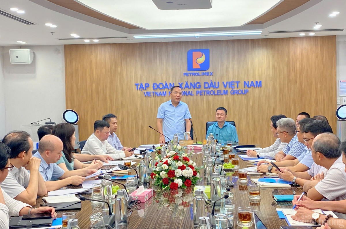 Thứ trưởng Bộ Công Thương Nguyễn Hoàng Long làm việc với Tập đoàn Xăng dầu Việt Nam Thứ trưởng Bộ Công Thương Nguyễn Hoàng Long làm việc với Tập đoàn Xăng dầu Việt Nam