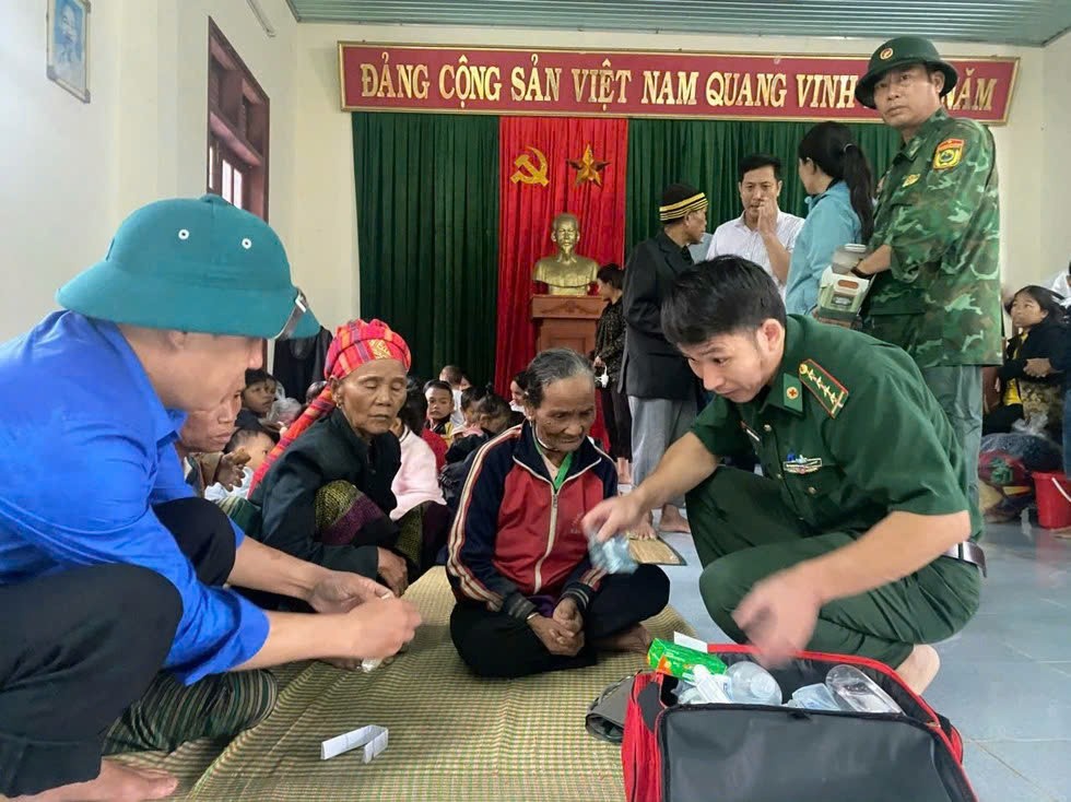 Lực lượng quân y thăm khám sau khi người dân được đưa đến nơi an toàn (Ảnh: Thanh Lộc) Lực lượng quân y thăm khám sau khi người dân được đưa đến nơi an toàn (Ảnh: Thanh Lộc)