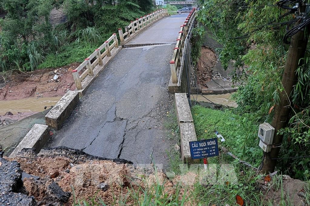 Hiện trường vụ sập và gãy một phần cầu Ngòi Móng trên đường tỉnh 445, thành phố Hòa Bình (Ảnh: Thanh Hải - TTXVN) Hiện trường vụ sập và gãy một phần cầu Ngòi Móng trên đường tỉnh 445, thành phố Hòa Bình (Ảnh: Thanh Hải - TTXVN)