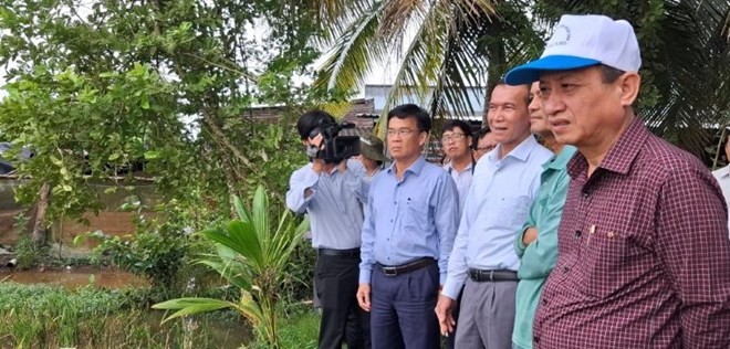 Ông Phạm Văn Thiều, Chủ tịch UBND tỉnh Bạc Liêu (người đội nón) kiểm tra lúa bị ngập úng ở xã Minh Diệu, huyện Hòa Bình. Ông Phạm Văn Thiều, Chủ tịch UBND tỉnh Bạc Liêu (người đội nón) kiểm tra lúa bị ngập úng ở xã Minh Diệu, huyện Hòa Bình.