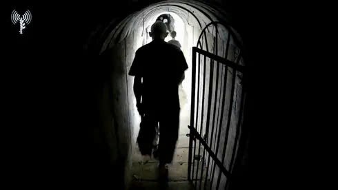 Thủ lĩnh Yahya Sinwar đi bộ trong đường hầm Gaza vào ngày 10/10/2023 cùng một người phụ nữ, được cho là vợ của ông. Ảnh: IDF