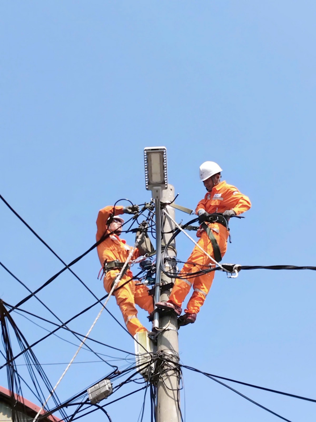 Đội xung kích PC Hưng Yên nỗ lực khắc phục thiệt hại lưới điện tại Quảng Ninh sau bão số 3 (YAGI) Đội xung kích PC Hưng Yên nỗ lực khắc phục thiệt hại lưới điện tại Quảng Ninh sau bão số 3 (YAGI)