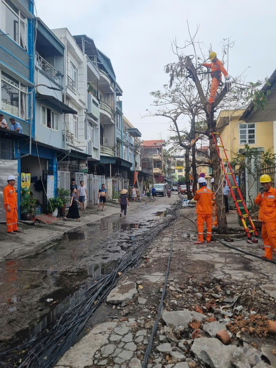 Đội xung kích PC Hưng Yên nỗ lực khắc phục thiệt hại lưới điện tại Quảng Ninh sau bão số 3 (YAGI) Đội xung kích PC Hưng Yên nỗ lực khắc phục thiệt hại lưới điện tại Quảng Ninh sau bão số 3 (YAGI)