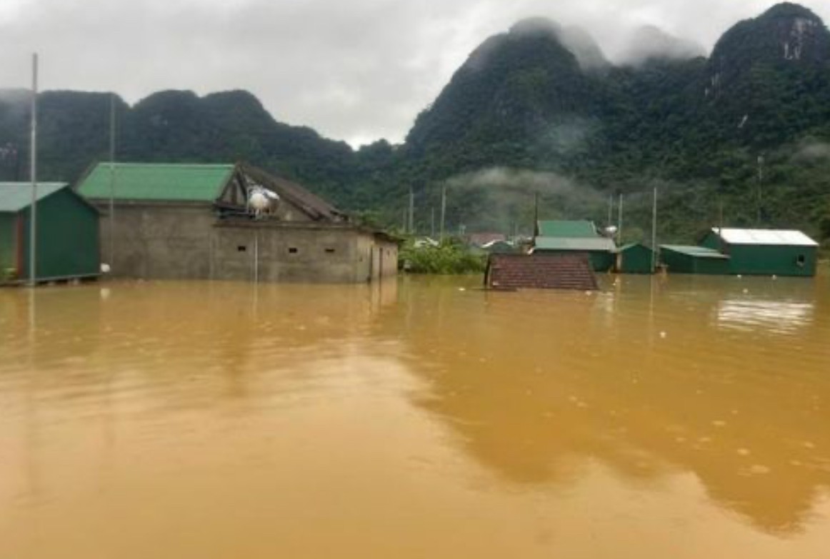 undefined Nước lũ dâng cao, gần 400 ngôi nhà ngập sâu tại 'Làng du lịch tốt nhất thế giới'