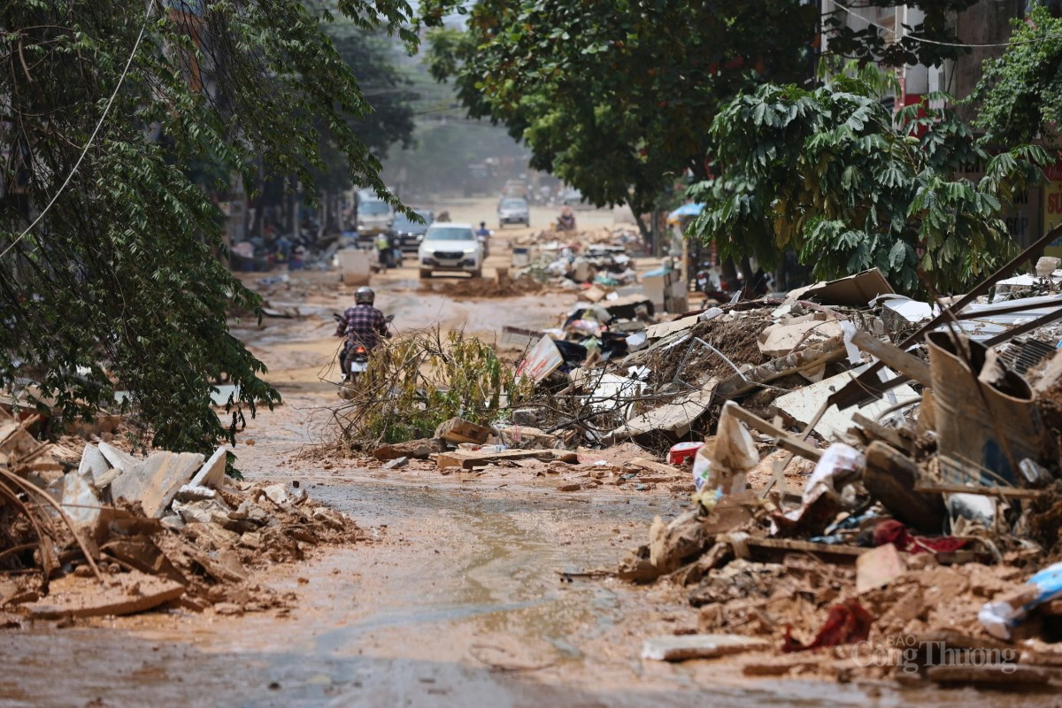 Bão đi qua, nhiều tuyến phố trên địa bàn thành phố Yên Bái, tỉnh Yên Bái vẫn ngổn ngang