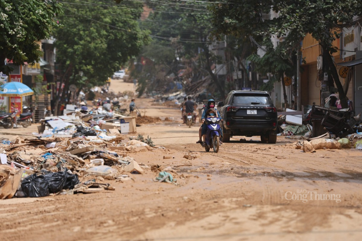 Theo ghi nhận của phóng viên, tại nhiều tuyến một số tuyến đường trung tâm của TP Yên Bái như: Trần Hưng Đạo, Nguyễn Thái Học, Thanh Niên, Điện Biên... đất, bùn, rác thải chất chồng đầy đường