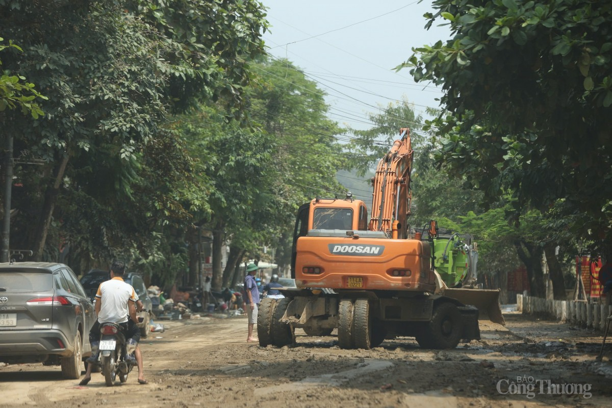 Lực lượng chức năng tỉnh Yên Bái đã phải huy động hàng trăm máy xúc, máy ủi dọn dẹp nhiều ngày qua