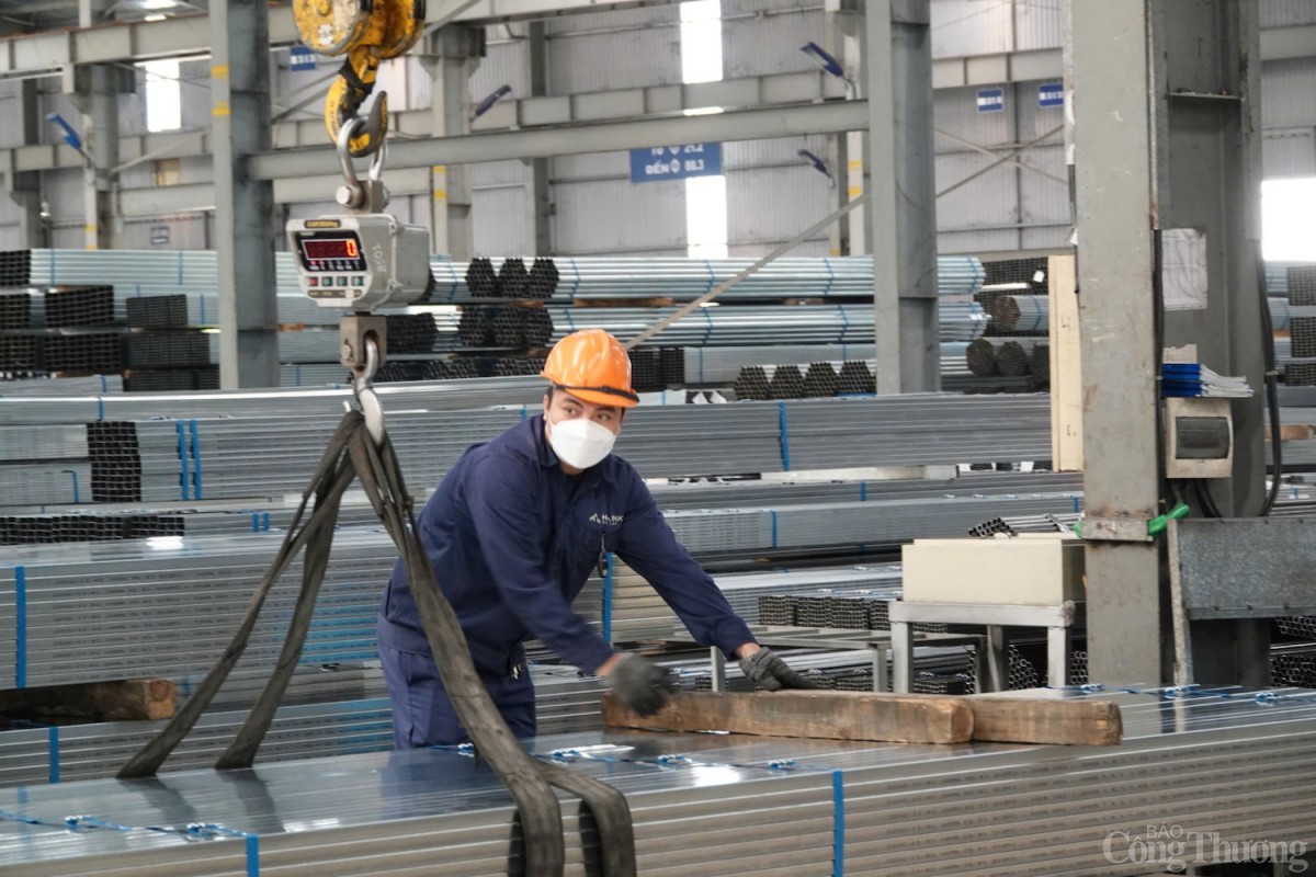 Đại diện EVN đề xuất có thể áp dụng các cơ chế bắt buộc tuân thủ sử dụng năng lượng tiết kiệm, hiệu quả đối với một số ngành hàng, nhóm khách hàng sử dụng năng lượng trọng điểm Đại diện EVN đề xuất có thể áp dụng các cơ chế bắt buộc tuân thủ sử dụng năng lượng tiết kiệm, hiệu quả đối với một số ngành hàng, nhóm khách hàng sử dụng năng lượng trọng điểm