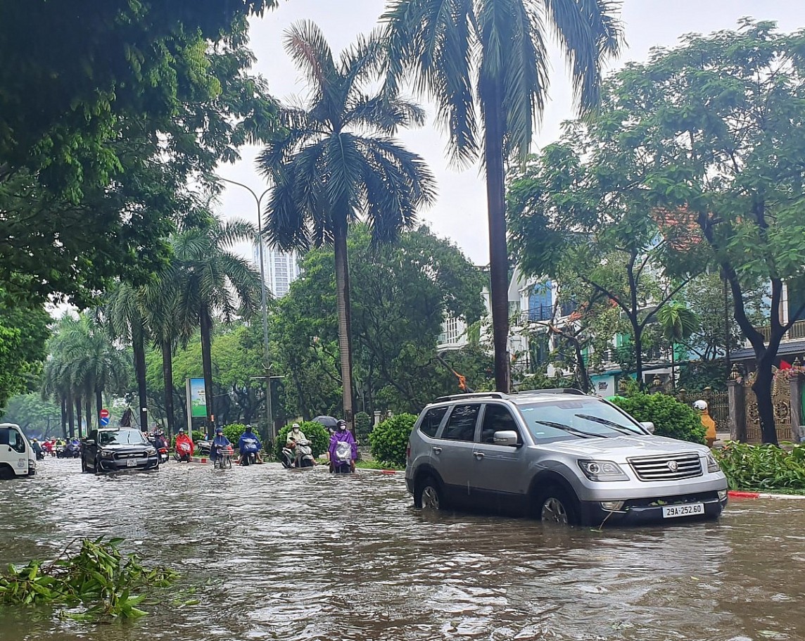 nội thành Hà Nội đang mưa vừa đến mưa to nội thành Hà Nội đang mưa vừa đến mưa to