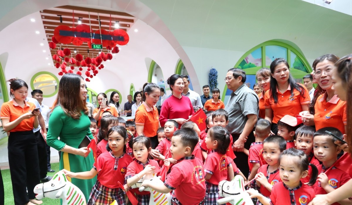 Thủ tướng thăm và tặng quà cho các em nhỏ tại Trường mầm non trong khu nhà ở xã hội Thống Nhất tại phường Võ Cường, thành phố Bắc Ninh Thủ tướng thăm và tặng quà cho các em nhỏ tại Trường mầm non trong khu nhà ở xã hội Thống Nhất tại phường Võ Cường, thành phố Bắc Ninh