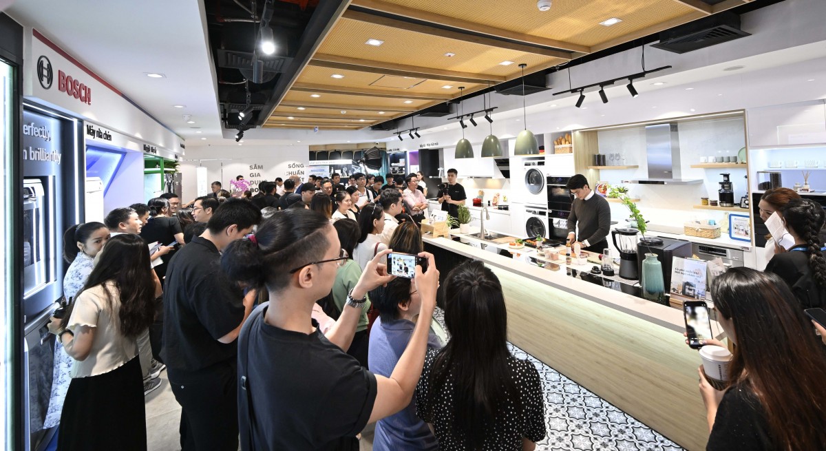 Đầu bếp Huy Trần trình diễn nấu ăn tại cửa hàng Bosch trong ngày khai trương Đầu bếp Huy Trần trình diễn nấu ăn tại cửa hàng Bosch trong ngày khai trương