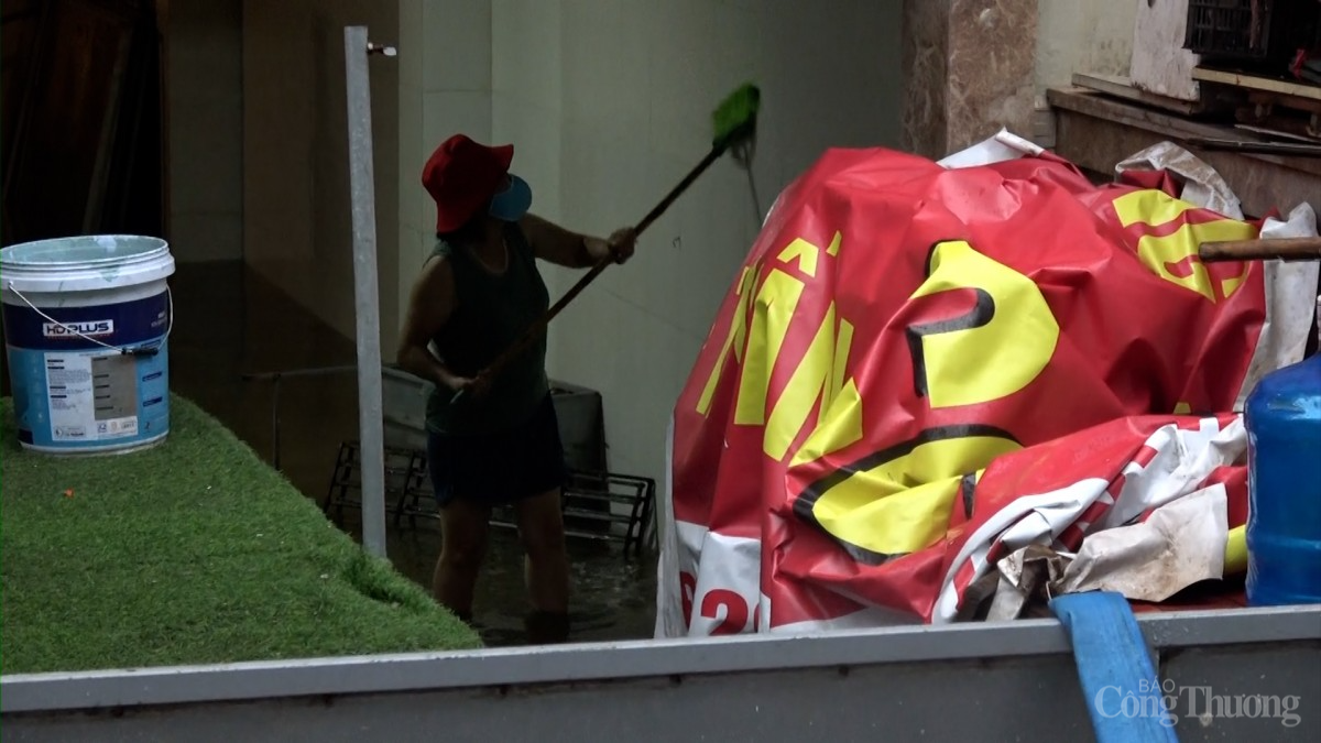 Dân biệt thự trăm tỷ ở Hà Nội hối hả dọn nhà sau ngập lụt