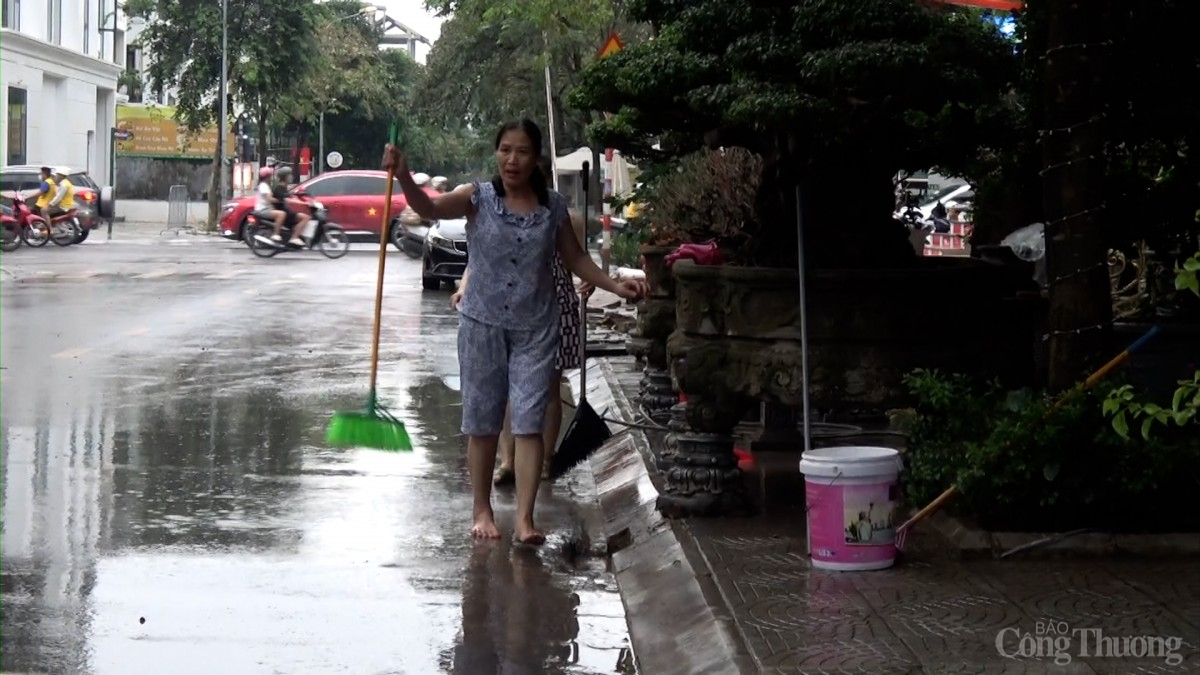 Dân biệt thự trăm tỷ ở Hà Nội hối hả dọn nhà sau ngập lụt