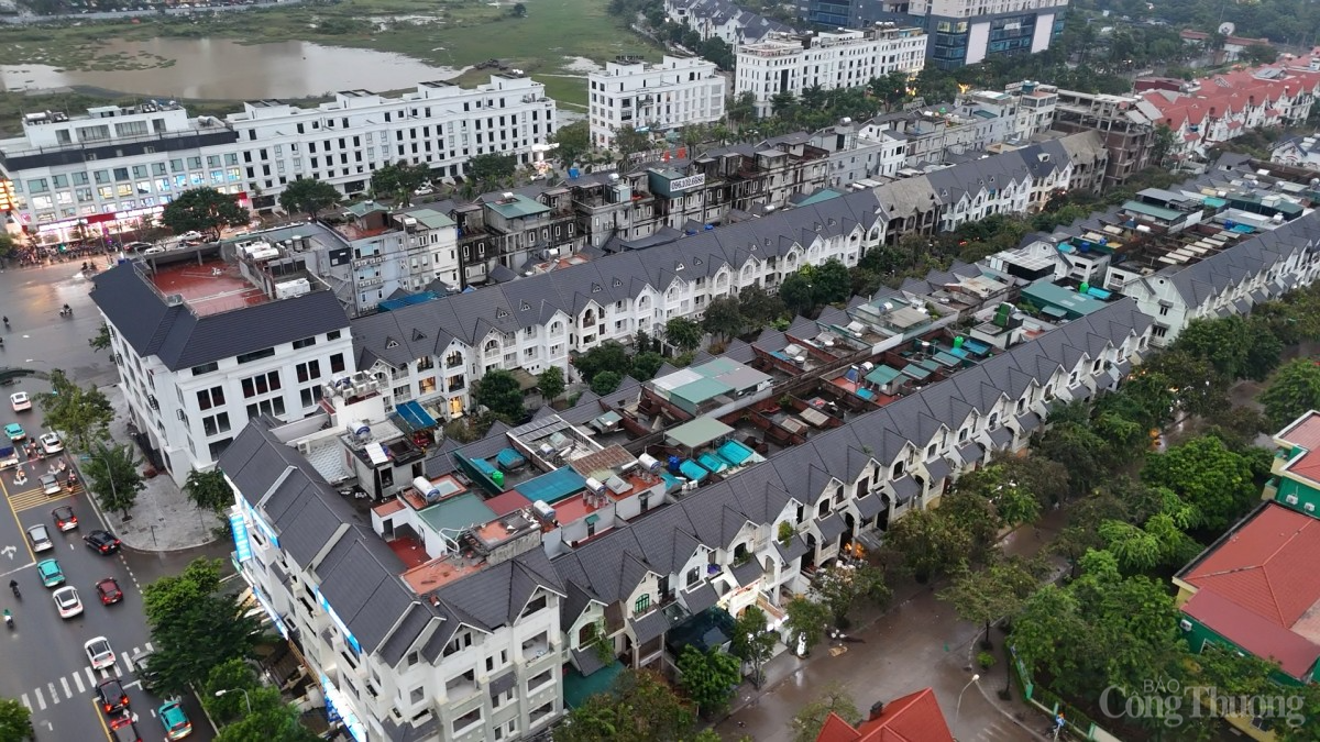 Dân biệt thự trăm tỷ ở Hà Nội hối hả dọn nhà sau ngập lụt