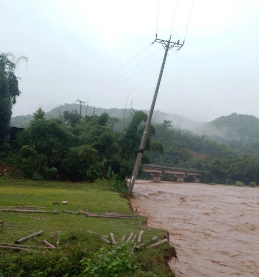 Thanh Hóa mực nước nhiều sông dâng cao, sạt lở đất, hàng trăm hộ dân phải di dời khẩn cấp