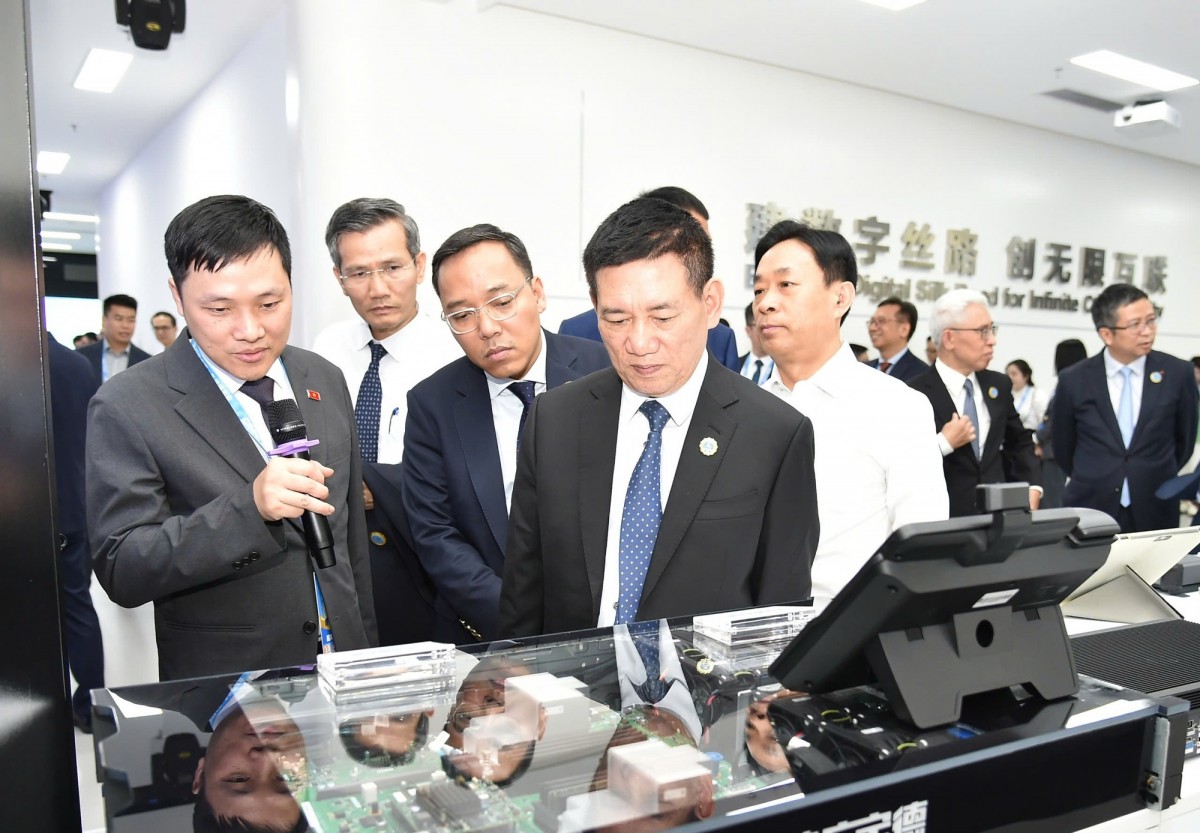 Phó Thủ tướng Hồ Đức Phớc nghe giới thiệu về cảng ASEAN và kết nối dữ liệu thương mại với Việt Nam khi đi thăm Cảng Thông tin Trung Quốc - ASEAN - Ảnh: VGP/Trần Mạnh Phó Thủ tướng Hồ Đức Phớc nghe giới thiệu về cảng ASEAN và kết nối dữ liệu thương mại với Việt Nam khi đi thăm Cảng Thông tin Trung Quốc - ASEAN - Ảnh: VGP/Trần Mạnh