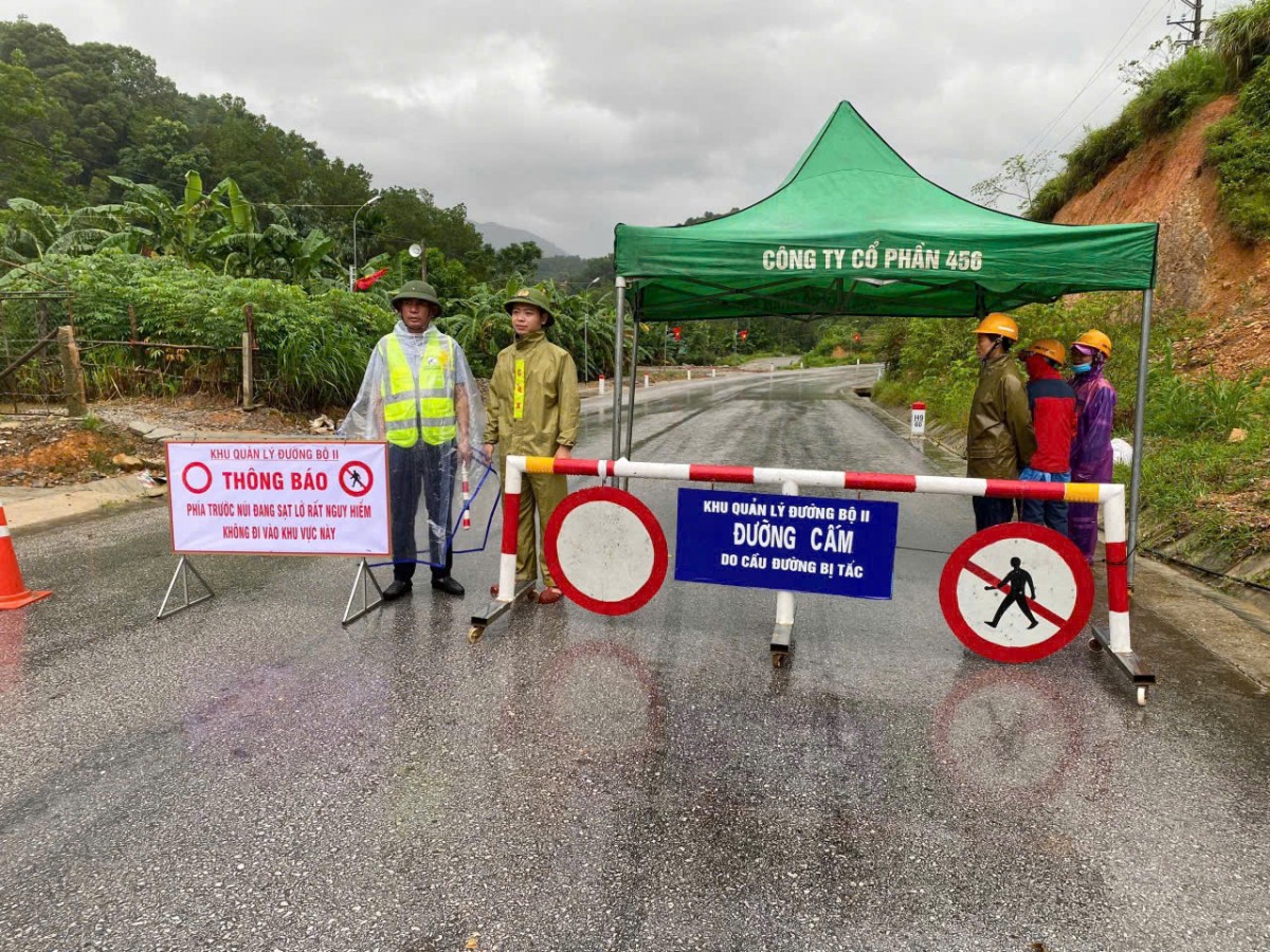 Lực lượng chức năng lập chốt chặn, không cho các phương tiện di chuyển vào khu vực sạt lở Lực lượng chức năng lập chốt chặn, không cho các phương tiện di chuyển vào khu vực sạt lở