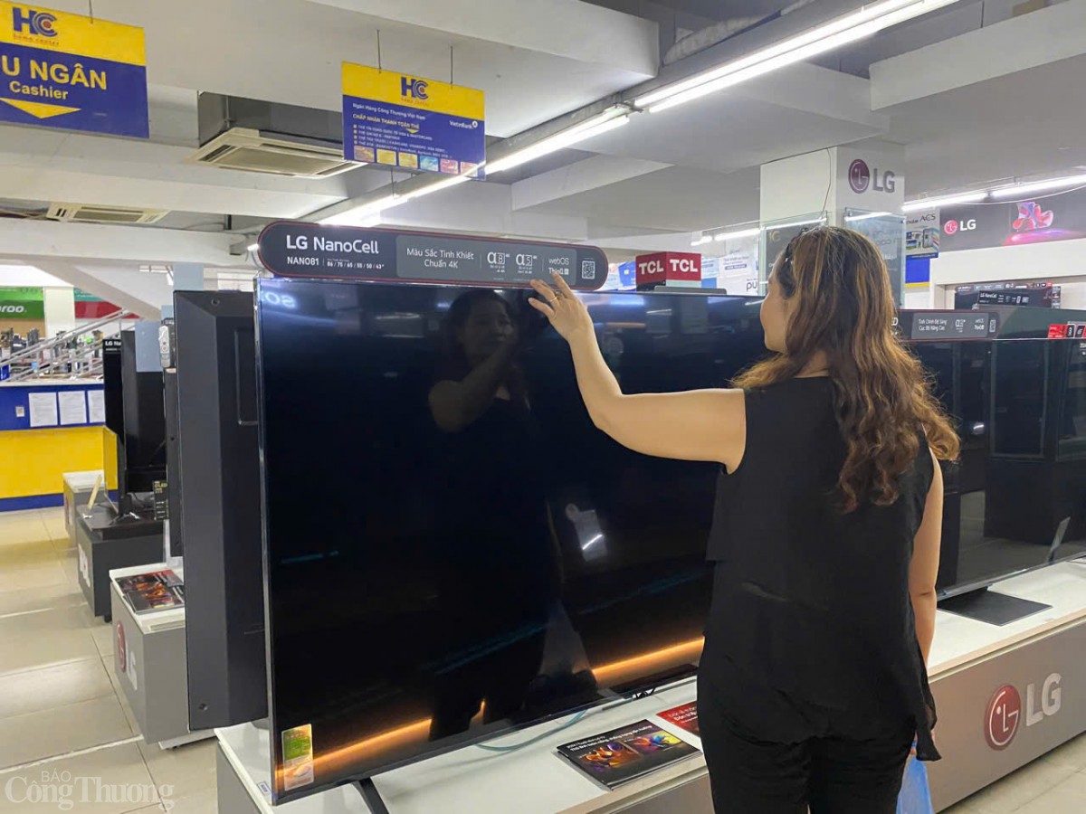 Hà Nội: Thợ sửa tivi, tủ lạnh "đắt khách" sau mưa lũ Hà Nội: Thợ sửa tivi, tủ lạnh "đắt khách" sau mưa lũ