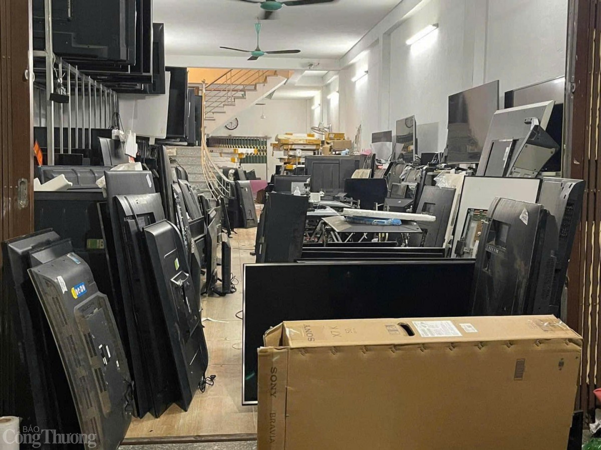 Hà Nội: Thợ sửa tivi, tủ lạnh "đắt khách" sau mưa lũ Hà Nội: Thợ sửa tivi, tủ lạnh "đắt khách" sau mưa lũ