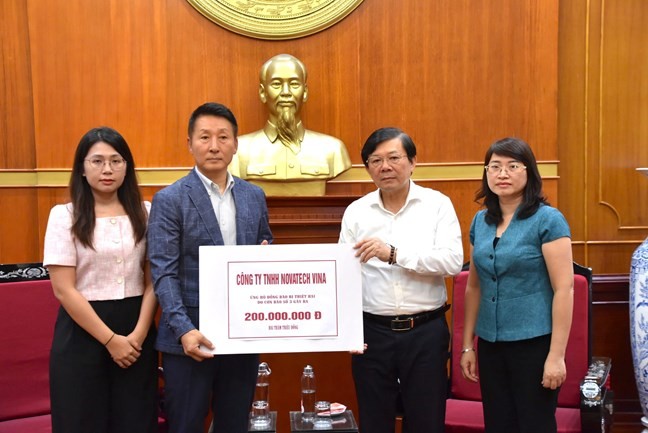 Phó Chủ tịch Nguyễn Hữu Dũng tiếp nhận ủng hộ từ Công ty TNHH Novatech Vina Phó Chủ tịch Nguyễn Hữu Dũng tiếp nhận ủng hộ từ Công ty TNHH Novatech Vina